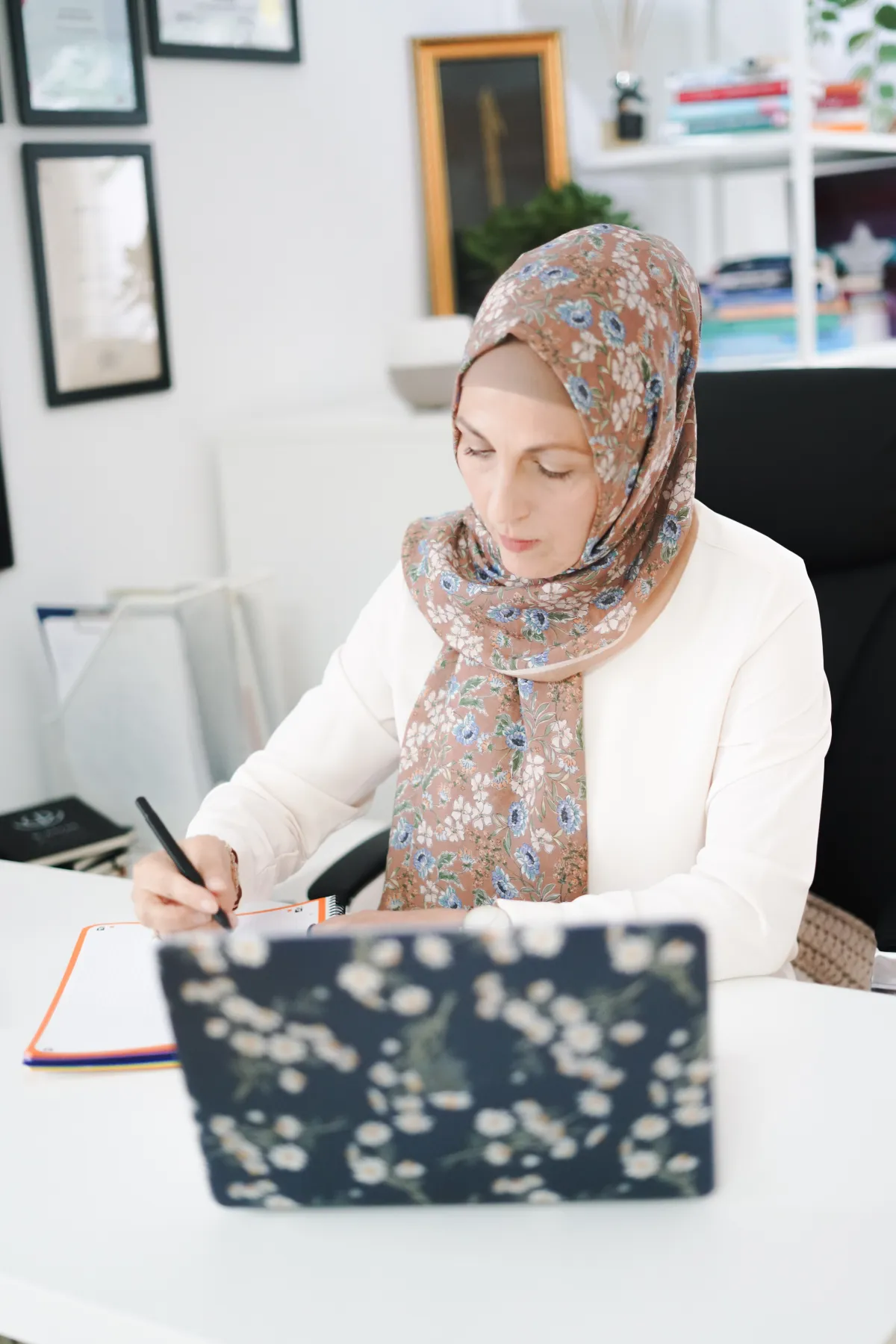 Elif Elik-Gülen bei der Arbeit in ihrer Praxis